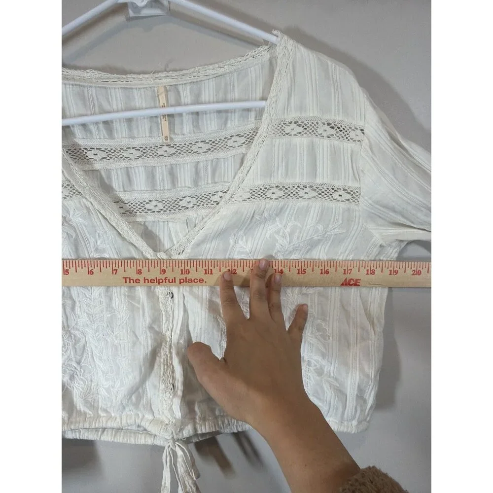 Free People White Crochet Blouse Size XS Boho Lace Detail‎ Romantic Top V Neck